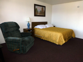 Single Queen Room at Western Big Sky Inn